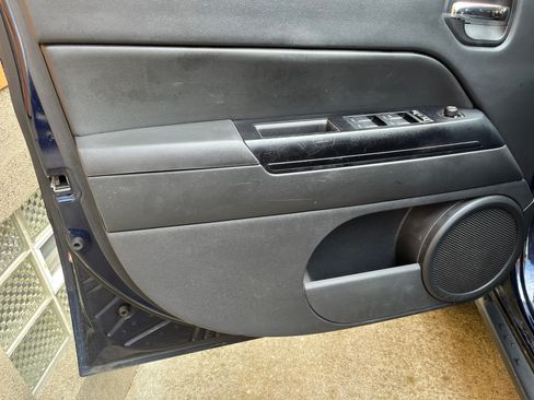 Used 2014 Jeep Patriot Latitude w/ Sun/Sound Group FWD image 9