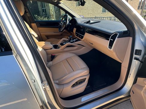 Used 2022 Porsche Cayenne E-Hybrid Sport Utility 4D image 11