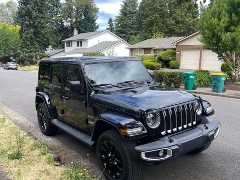 Used 2021 Jeep Wrangler Unlimited Sahara w/ Cold Weather Group image 4