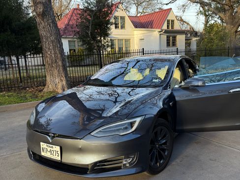 Used 2020 Tesla Model S Long Range Plus image 1