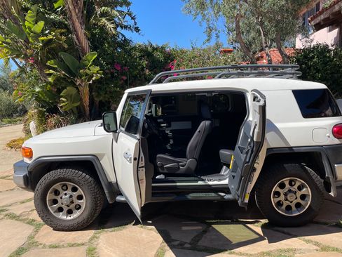 Used 2013 Toyota FJ Cruiser Sport Utility 2D w/ Upgrade Pkg image 5