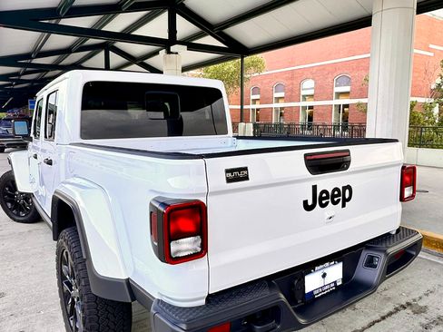 Used 2025 Jeep Gladiator Sport AWD/4WD image 5