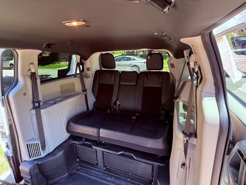 Used 2019 Dodge Grand Caravan SXT FWD image 12