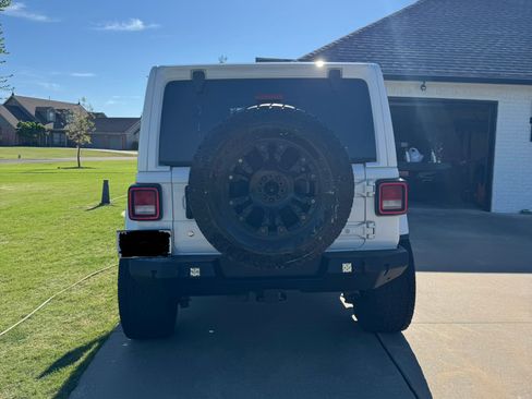 Used 2018 Jeep Wrangler Unlimited Sahara AWD/4WD image 4