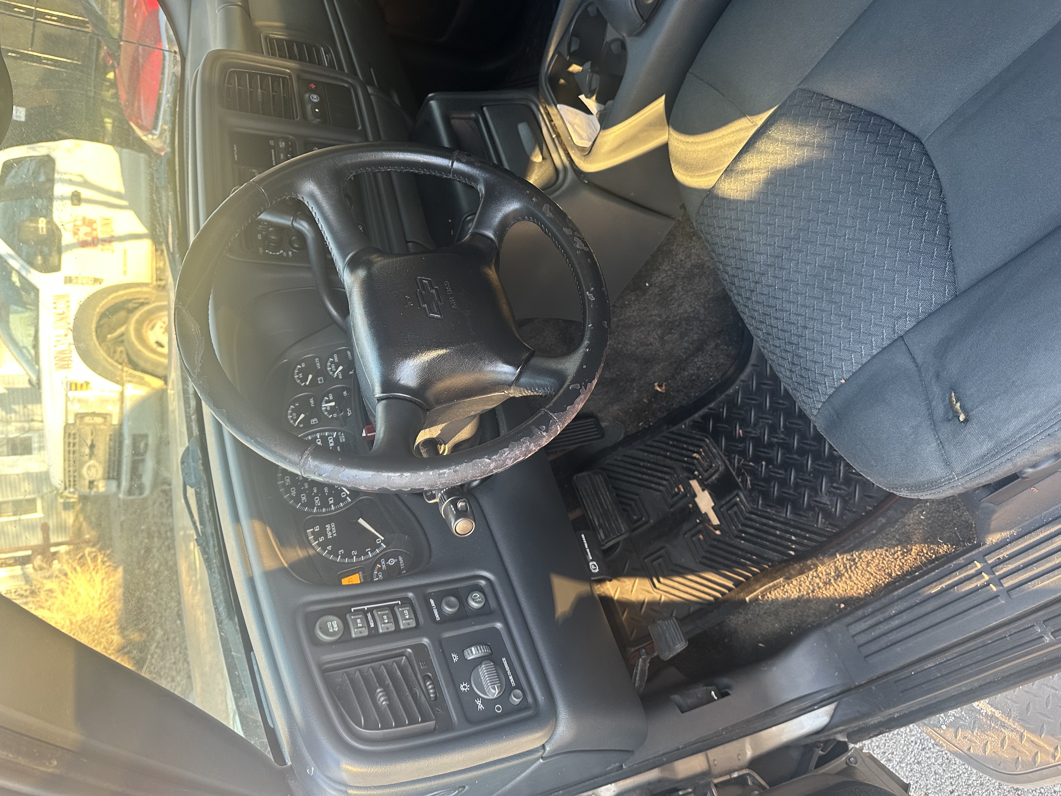 Used 2002 Chevrolet Avalanche 2500 w/ Convenience Pkg AWD/4WD image 9
