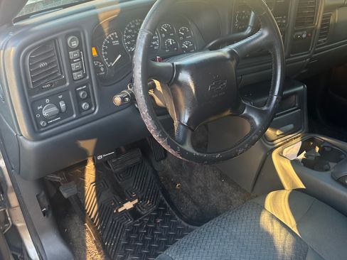 Used 2002 Chevrolet Avalanche 2500 w/ Convenience Pkg AWD/4WD image 9
