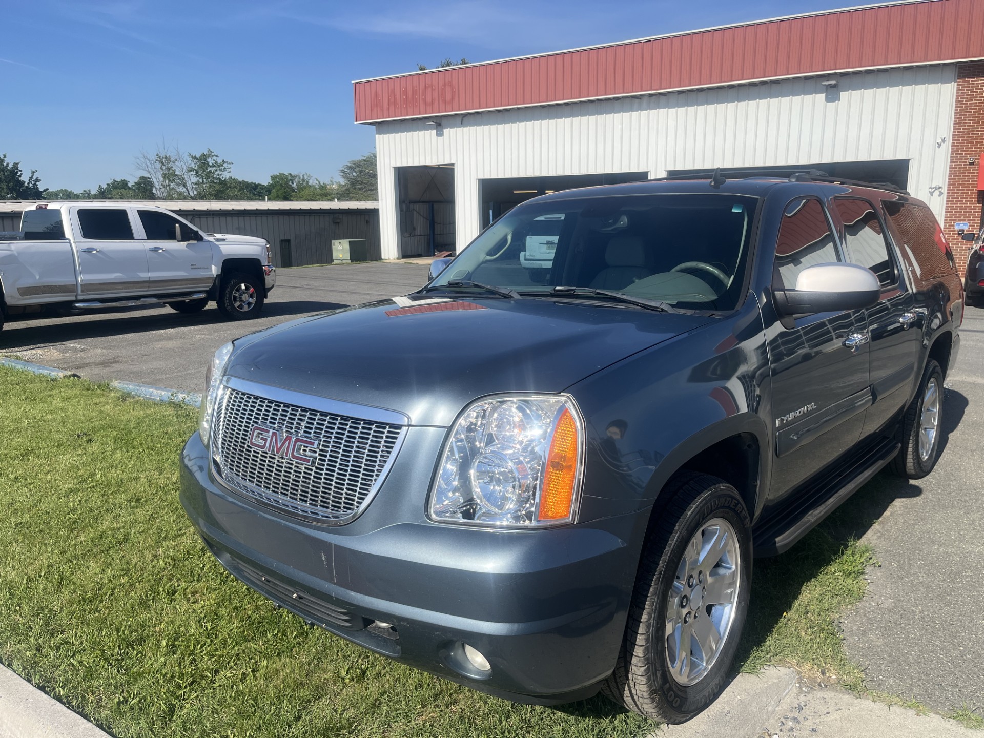 Used 2008 GMC Yukon XL SLT w/ SLT Preferred Equipment Group AWD/4WD image 1
