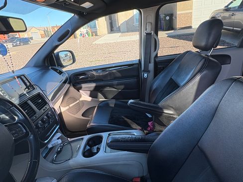 Used 2017 Dodge Grand Caravan SXT FWD image 4