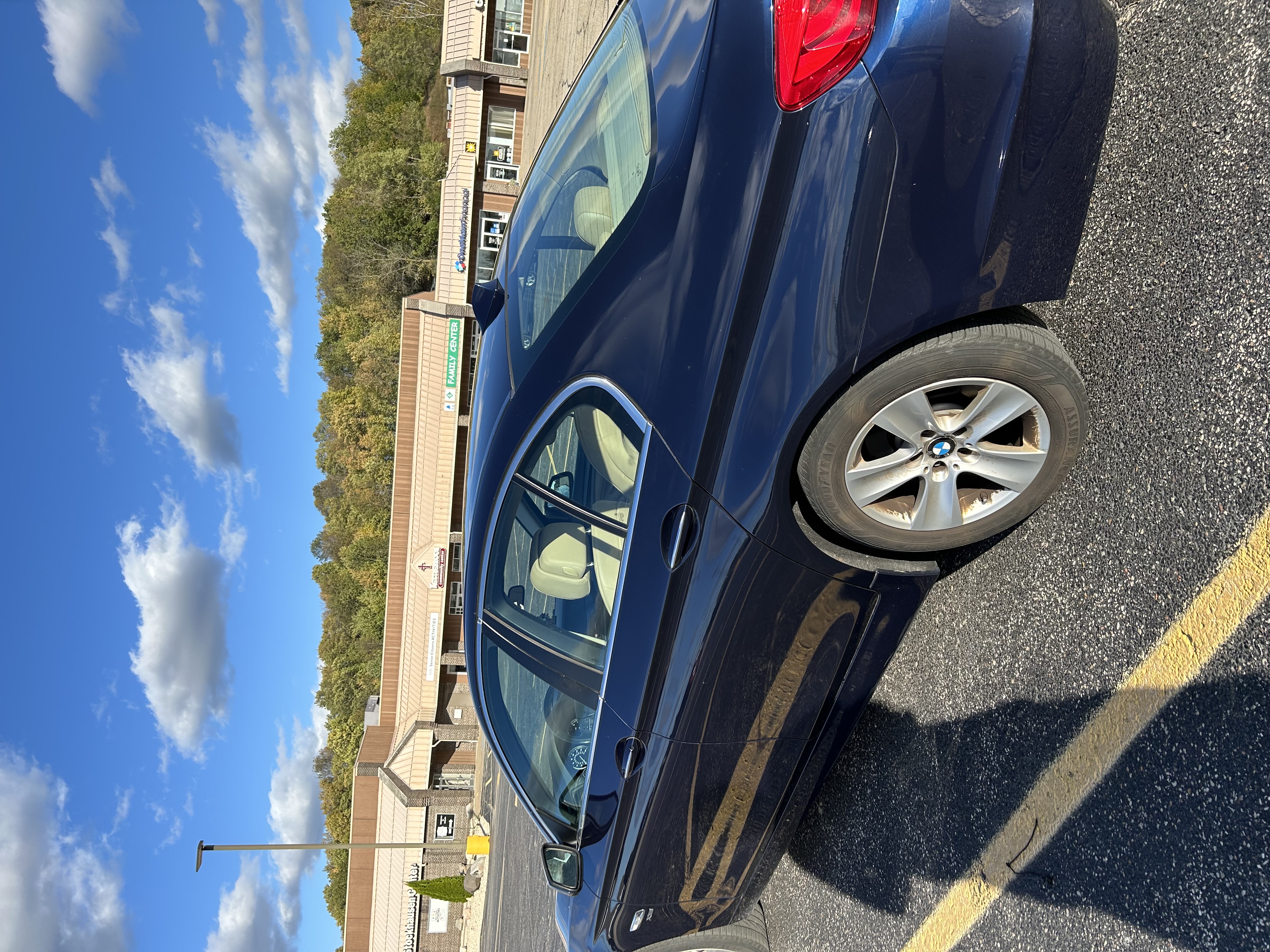 Used 2012 BMW 528i xDrive Sedan AWD/4WD image 2