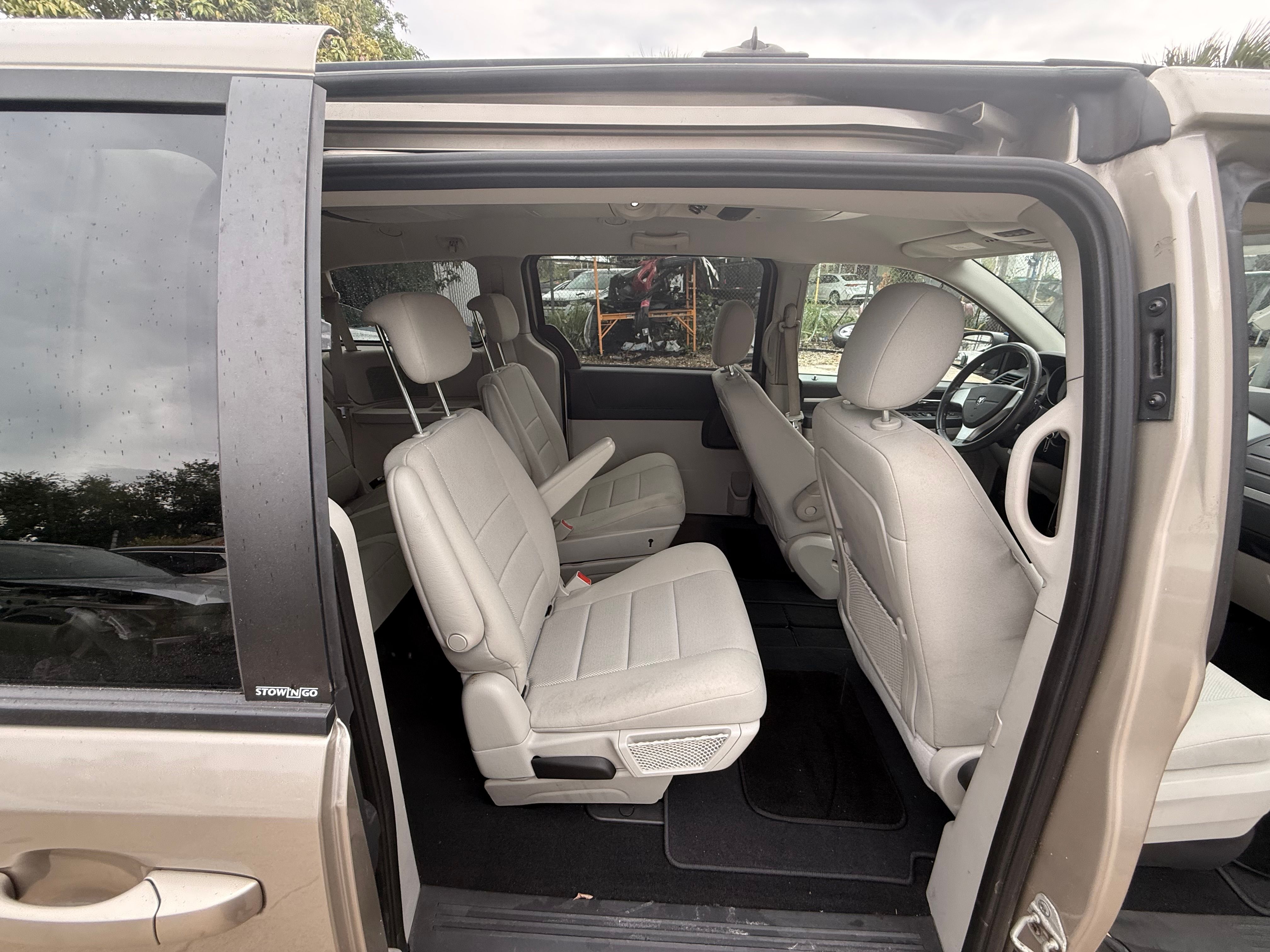 Used 2009 Dodge Grand Caravan SXT w/ Entertainment Group 2 FWD image 17