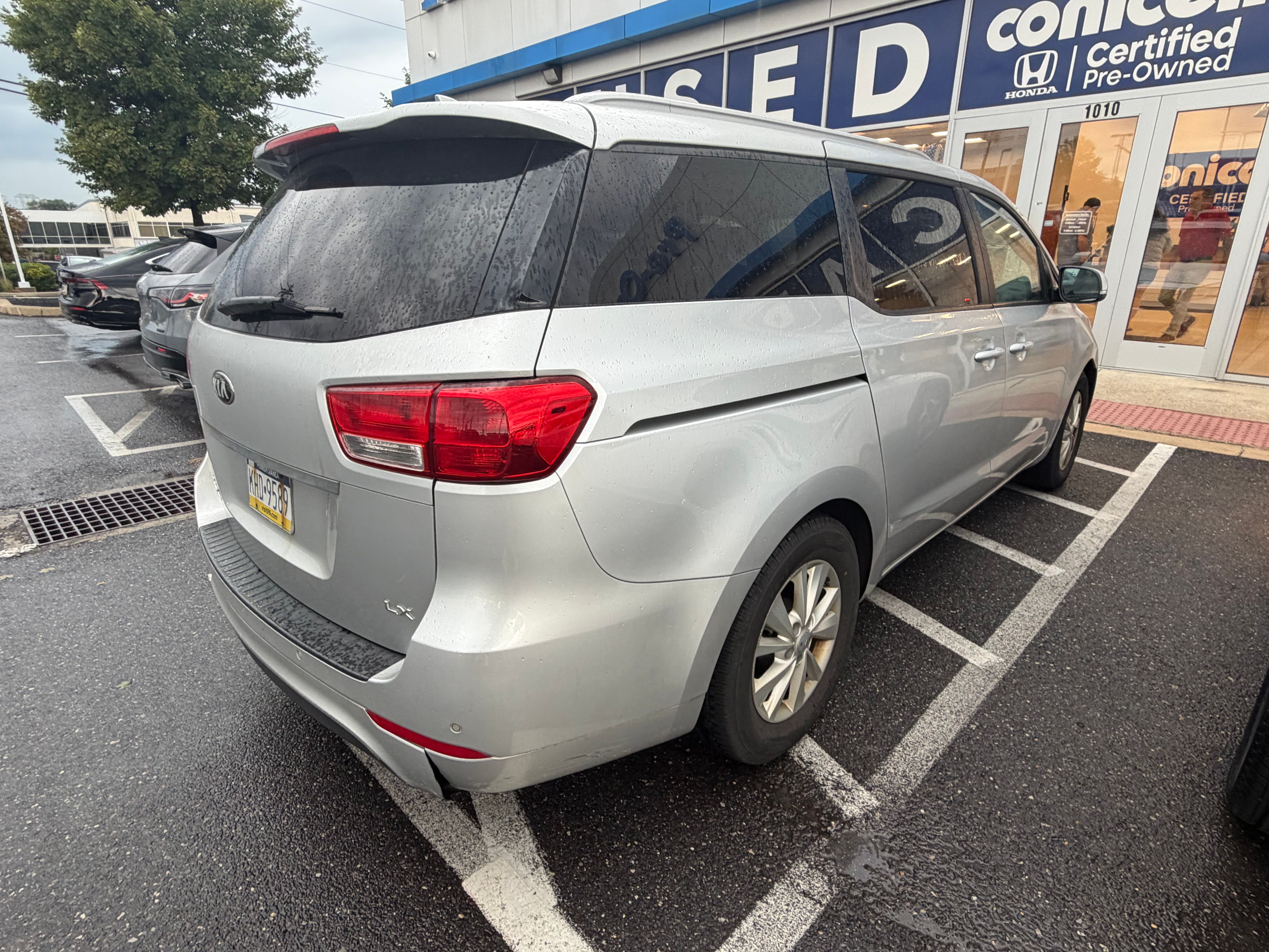 Used 2017 Kia Sedona LX w/ LX Essentials Premium Package FWD image 12