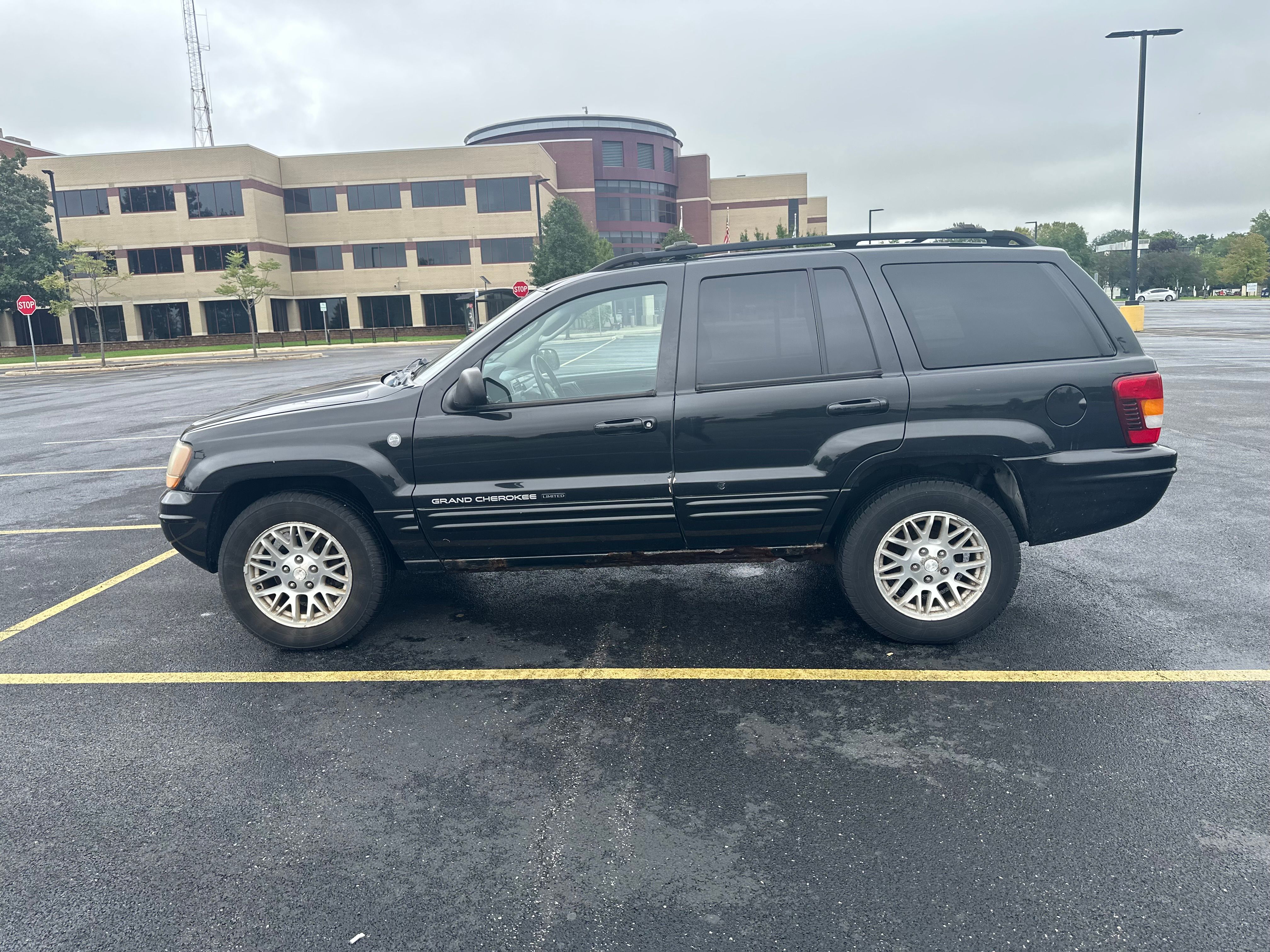 Used 2004 Jeep Grand Cherokee Limited w/ Cold Weather Group AWD/4WD image 1
