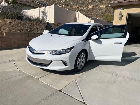 Used 2017 Chevrolet Volt Premier w/ Driver Confidence II Package FWD image 16