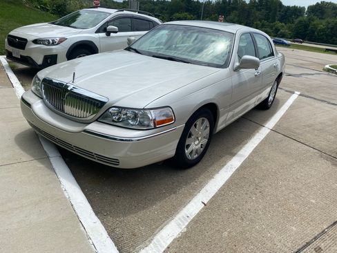Used 2004 Lincoln Town Car Ultimate image 1