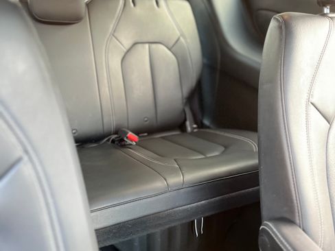 Used 2021 Chrysler Pacifica Touring-L w/ Uconnect Theater Family Group FWD image 11