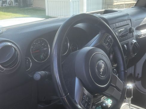 Used 2018 Jeep Wrangler Unlimited Sahara AWD/4WD image 6