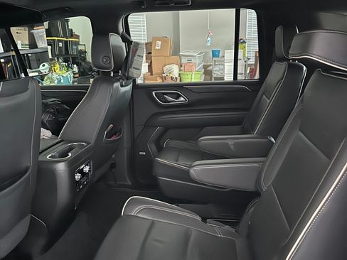 Used 2021 GMC Yukon XL SLT w/ SLT Premium Package image 12