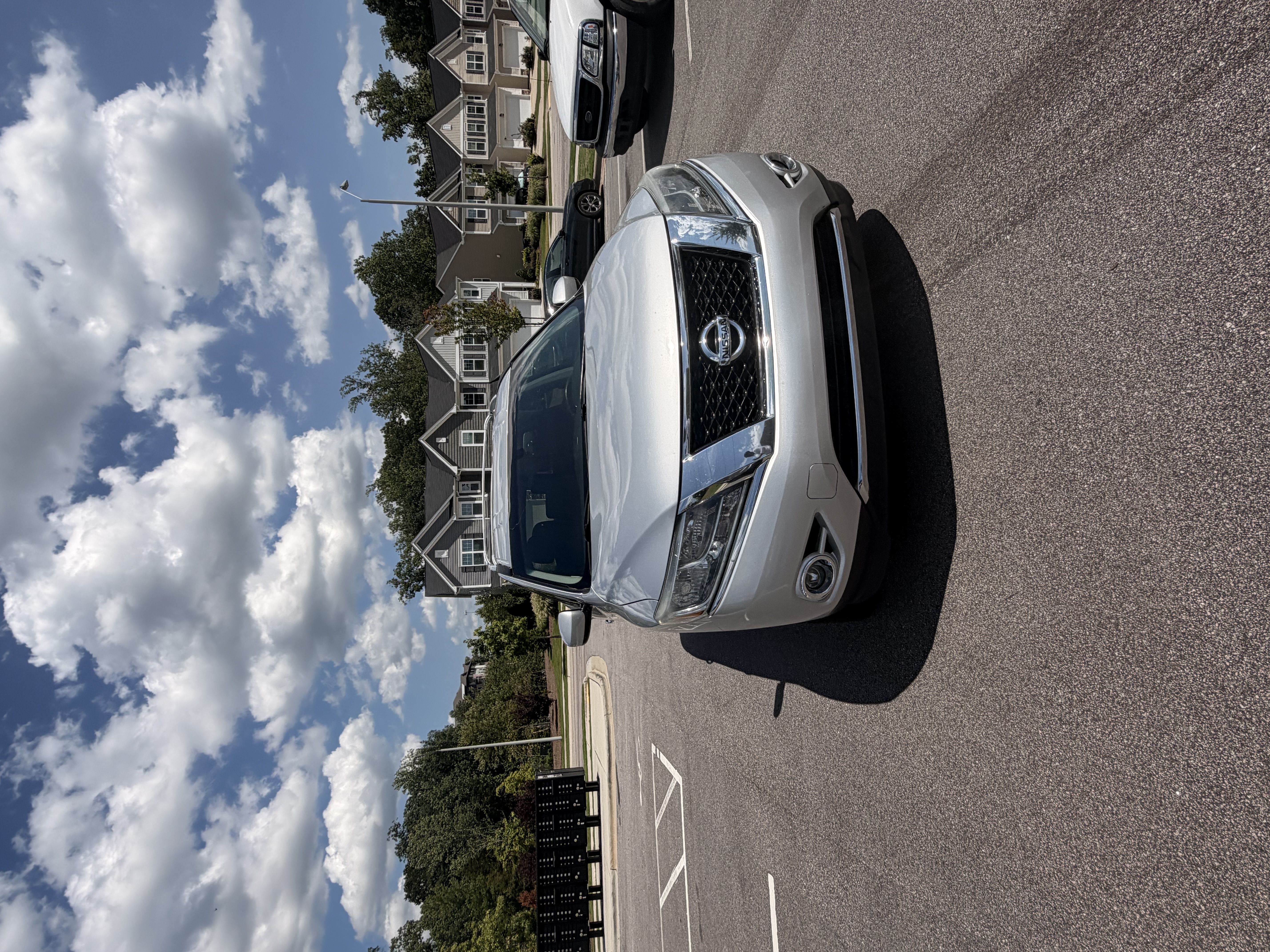 Used 2014 Nissan Pathfinder SL w/ SL Tech Package FWD image 4