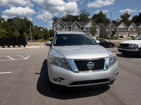 Used 2014 Nissan Pathfinder SL w/ SL Tech Package FWD image 4