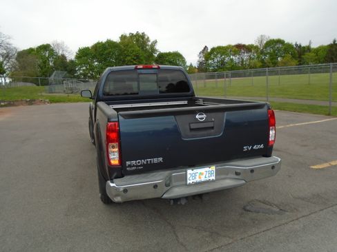 Used 2015 Nissan Frontier SV w/ SV Value Truck Package AWD/4WD image 8