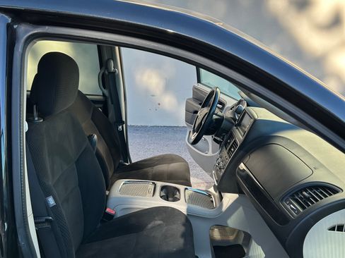 Used 2016 Dodge Grand Caravan SXT w/ Rear Park Assist Package image 10