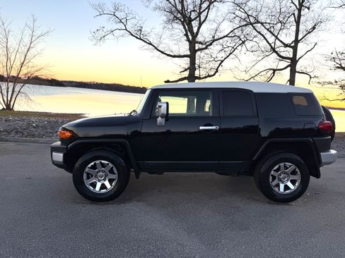 Used 2014 Toyota FJ Cruiser 4WD w/ Convenience Package image 1