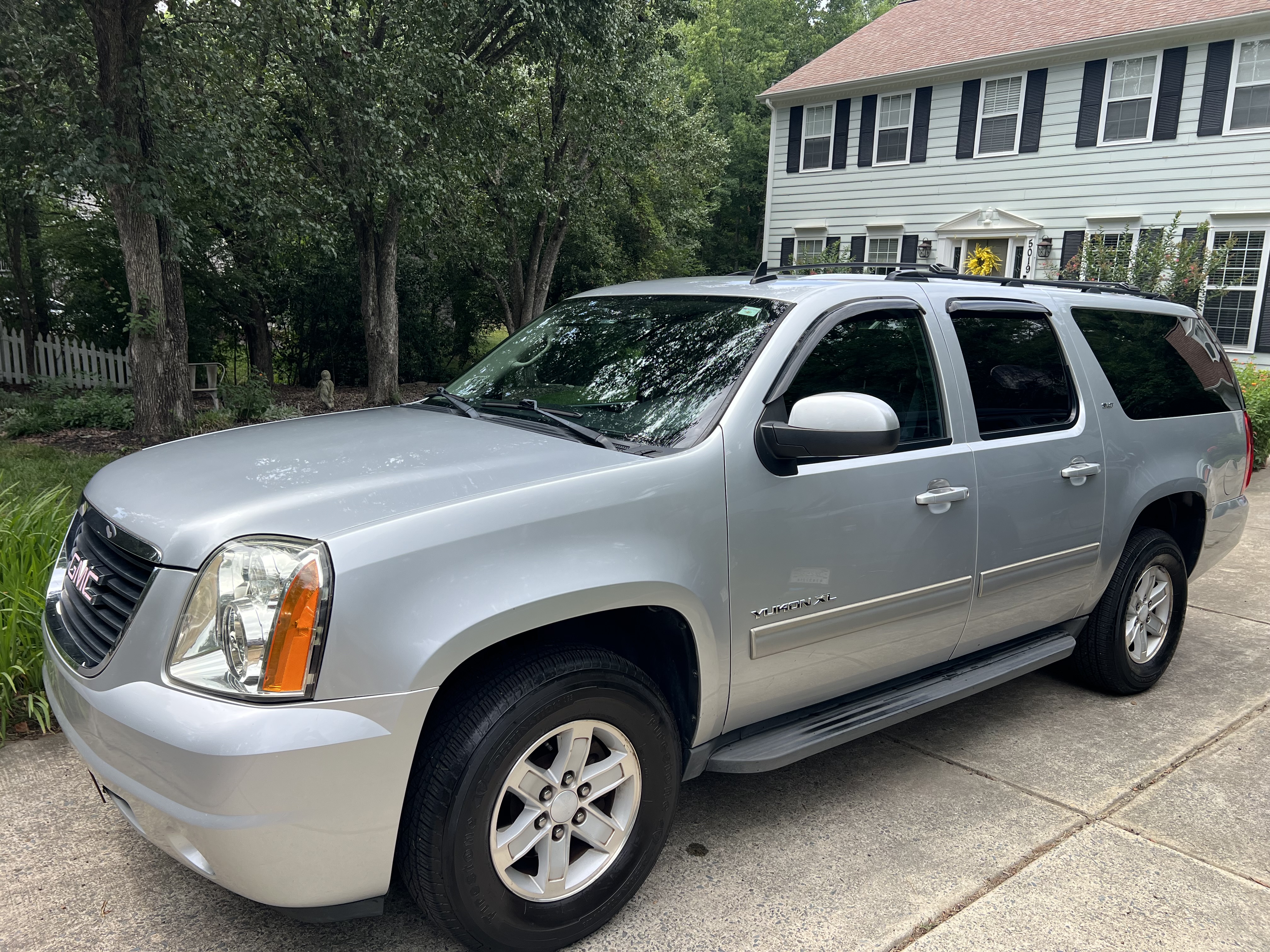 Used 2012 GMC Yukon XL SLT AWD/4WD image 1