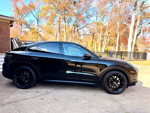 Used 2023 Porsche Cayenne GTS image 2