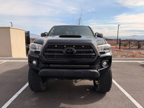 Used 2016 Toyota Tacoma TRD Sport w/ Towing Package AWD/4WD image 4