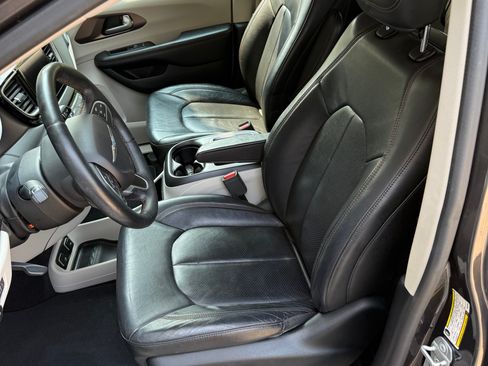 Used 2017 Chrysler Pacifica Touring-L Plus w/ Tire & Wheel Group FWD image 15
