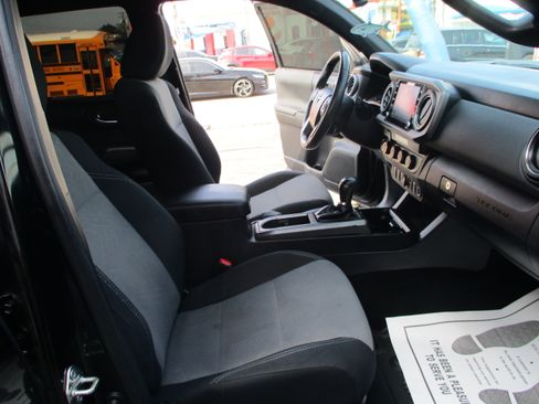 Used 2021 Toyota Tacoma TRD Off-Road w/ Technology Package image 14