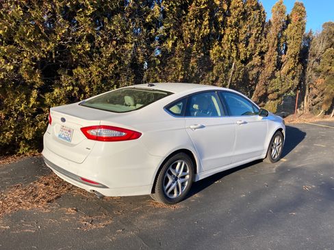Used 2016 Ford Fusion SE image 10