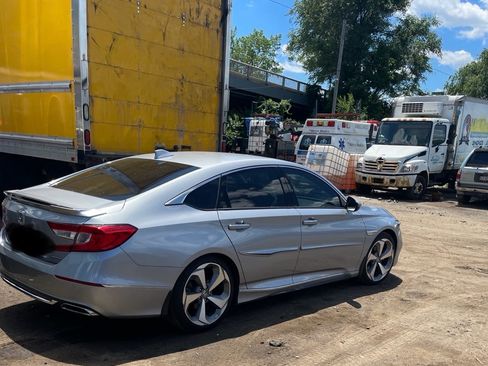 Used 2018 Honda Accord Touring image 2
