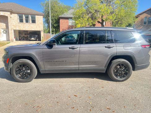 Used 2024 Jeep Grand Cherokee L Laredo RWD image 11