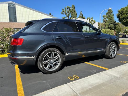 Used 2018 Bentley Bentayga Activity AWD/4WD image 10