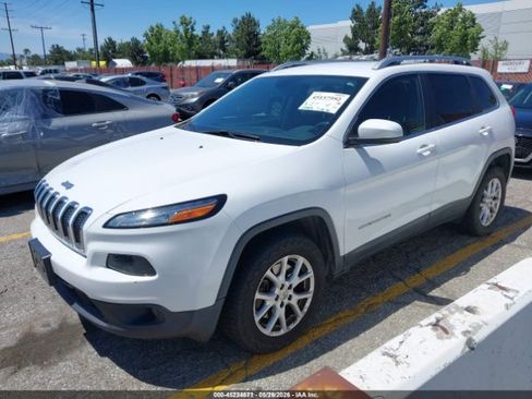 Used 2018 Jeep Cherokee Latitude w/ Safety Group AWD/4WD image 2
