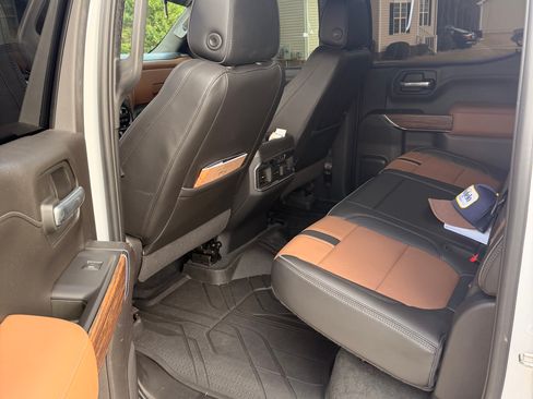 Used 2021 Chevrolet Silverado 1500 High Country w/ Technology Package image 10