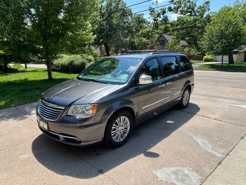 Used 2016 Chrysler Town & Country Touring-L FWD image 4