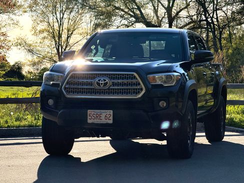 Used 2016 Toyota Tacoma TRD Off-Road w/ Premium & Technology Package AWD/4WD image 1