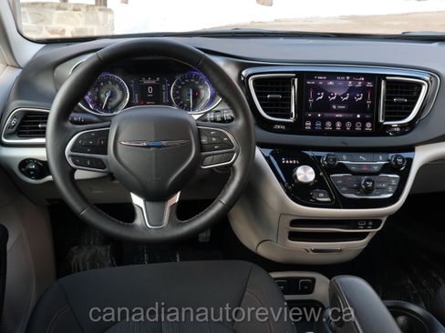 Used 2020 Chrysler Pacifica Touring-L image 2