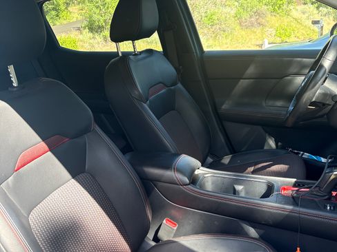 Used 2025 Nissan Kicks SR AWD/4WD image 5