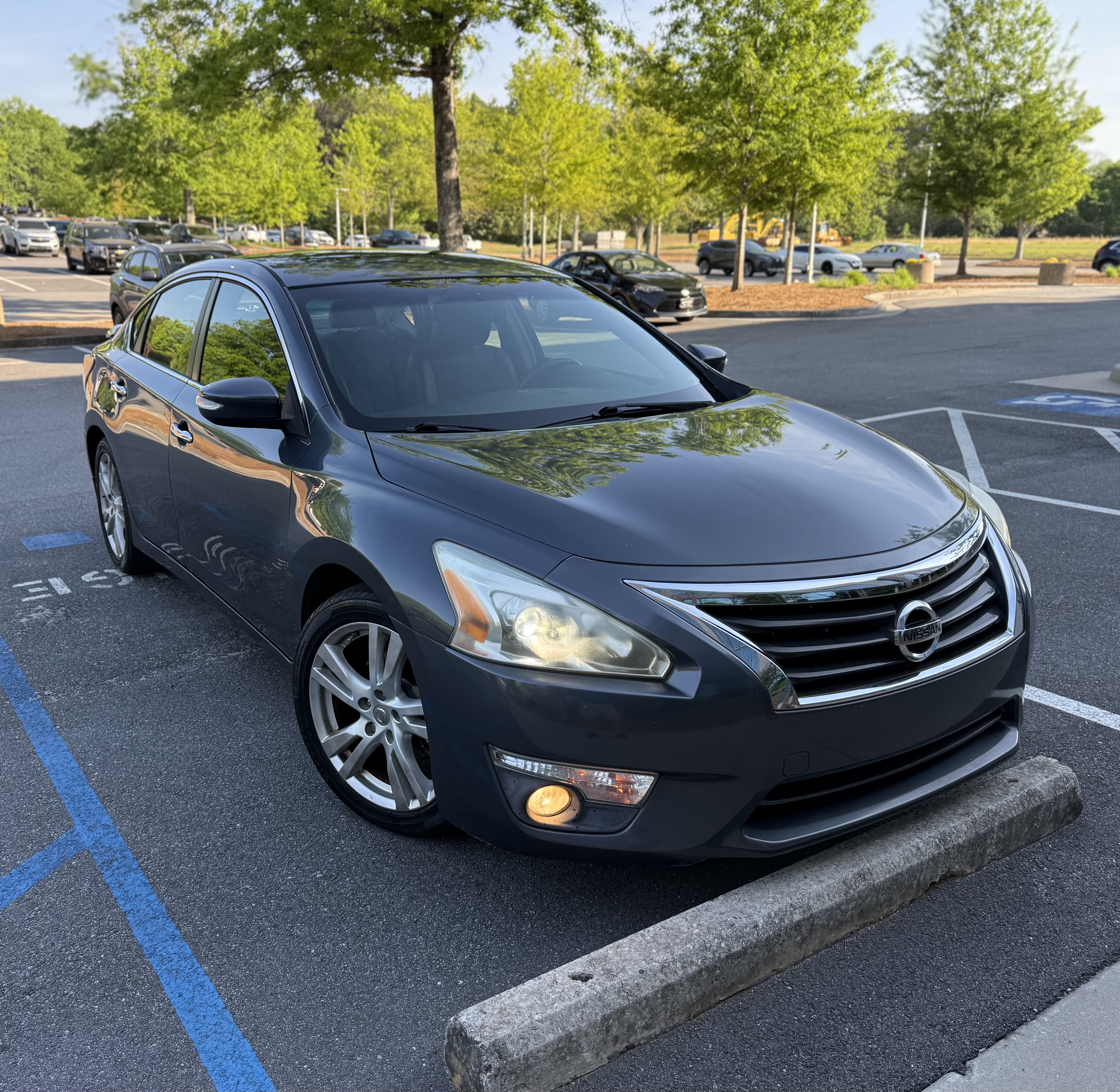 Used 2013 Nissan Altima 3.5 SL w/ Technology Pkg FWD image 2
