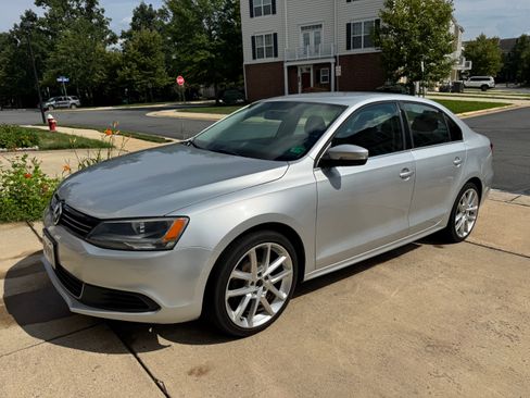 Used 2013 Volkswagen Jetta SE FWD image 1