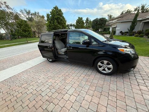 Used 2013 Toyota Sienna LE image 4