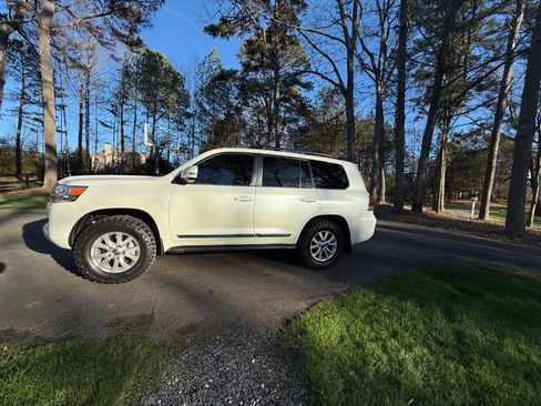 Used 2021 Toyota Land Cruiser image 2
