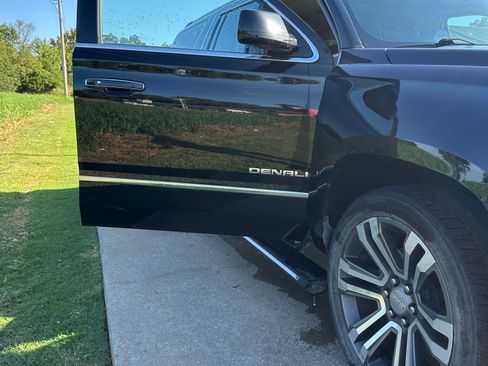 Used 2019 GMC Yukon XL Denali w/ Denali Ultimate Package AWD/4WD image 2