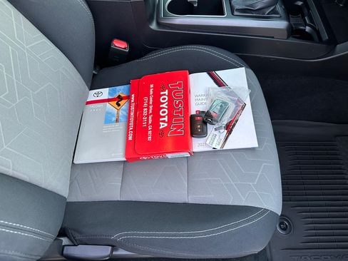 Used 2021 Toyota Tacoma TRD Off-Road w/ Technology Package image 31