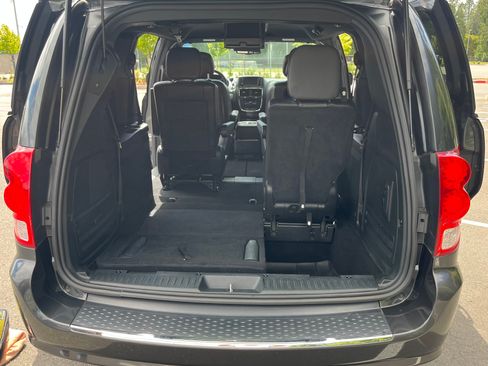 Used 2012 Dodge Grand Caravan R/T w/ Driver Convenience Group FWD image 17
