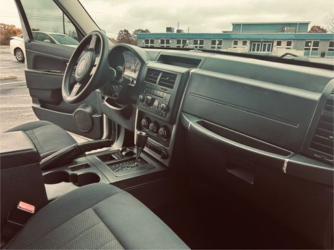 Used 2011 Jeep Liberty Sport image 6