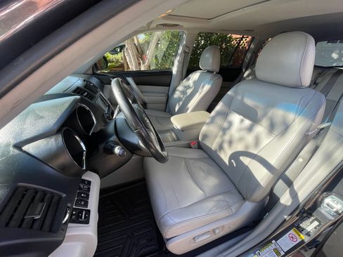 Used 2013 Toyota Highlander SE FWD image 4